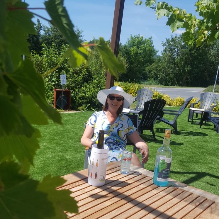 Isabelle dans son jardin