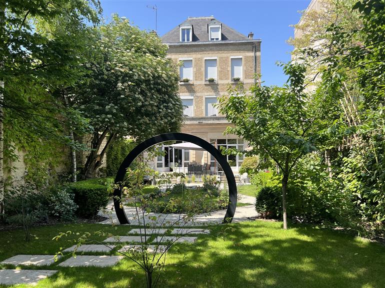 Jardin en été Chambres d'hôtes La Demeure des Sacres Reims
