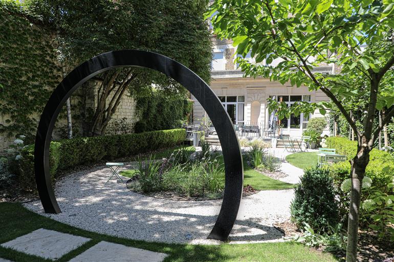 L'arche depuis le fond de jardin La Demeure des Sacres Maison d'hôtes Reims