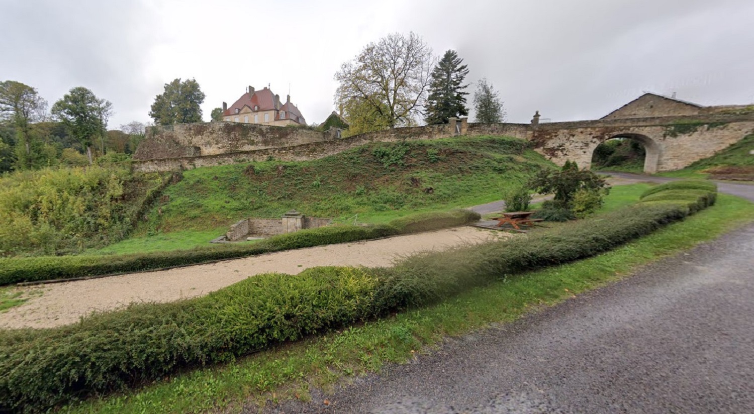 TERRAIN DE PETANQUE & AIRE DE PIQUE-NIQUE