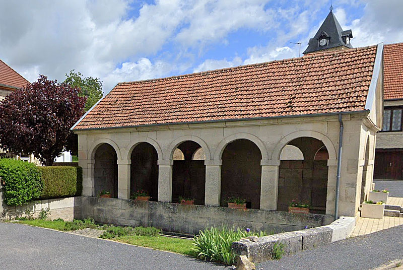 LAVOIR AU CENTRE DE BRAUX-LE-CHATEL