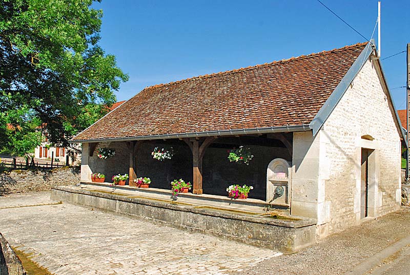 FONTAINE - LAVOIR DE VOISINES