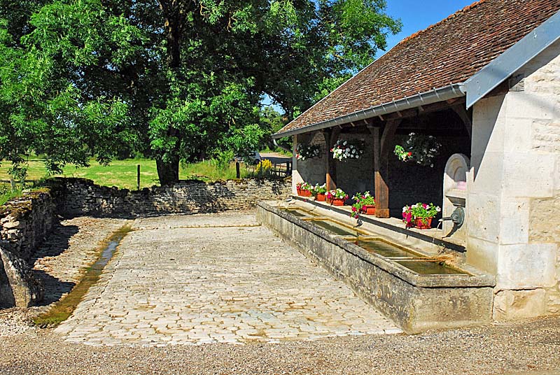 FONTAINE - LAVOIR DE VOISINES, Voisines