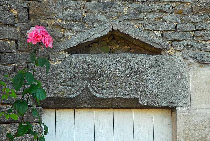 PORTE ET LINTEAU DU XVIE SIECLE