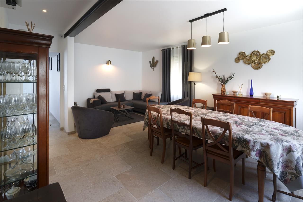 Salle à manger ouverte sur le salon