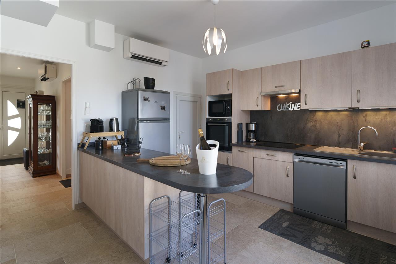 Cuisine équipée, cafetière nespresso, lave-vaiselle  