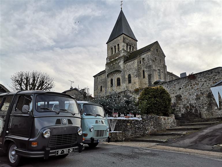 Marie & Louise dans le village de Sacy