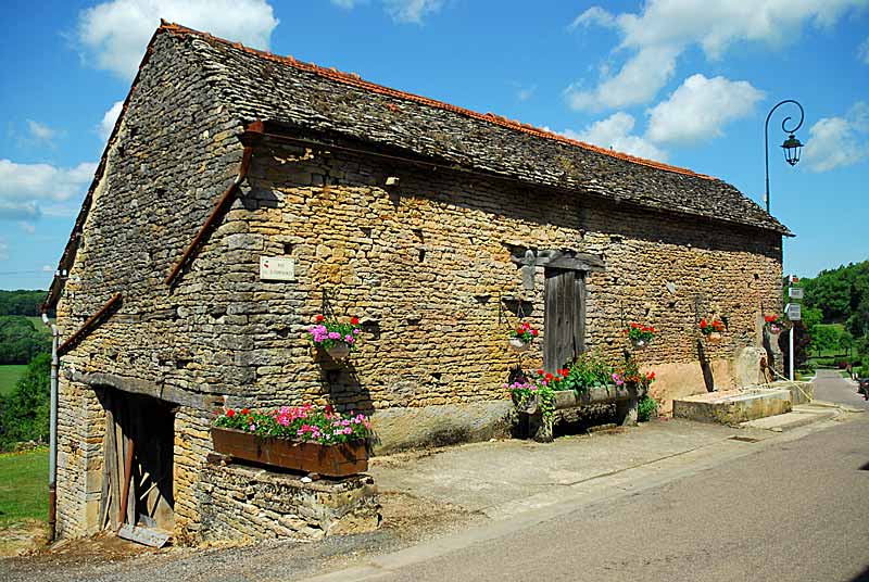 GRANGE COUVERTE EN LAVE