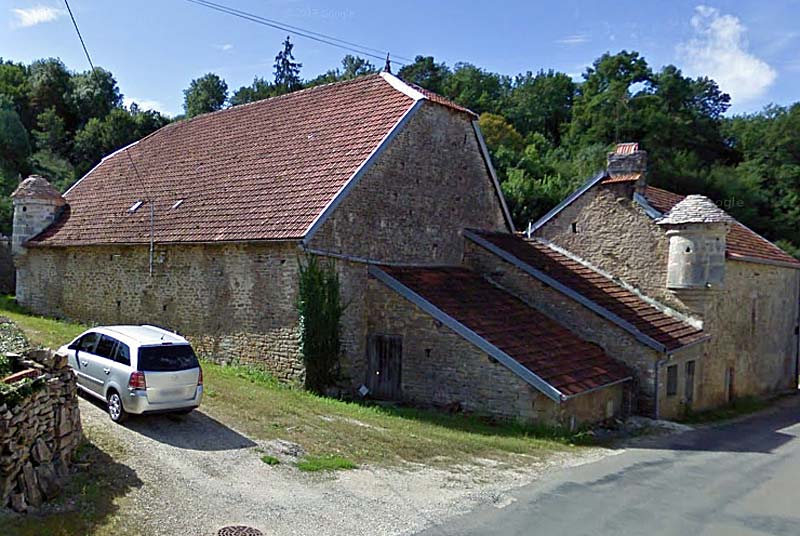 MAISON A ECHAUGUETTES A SAULLES