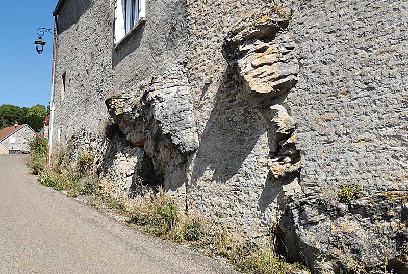 LES MAISONS SUR LA ROCHE