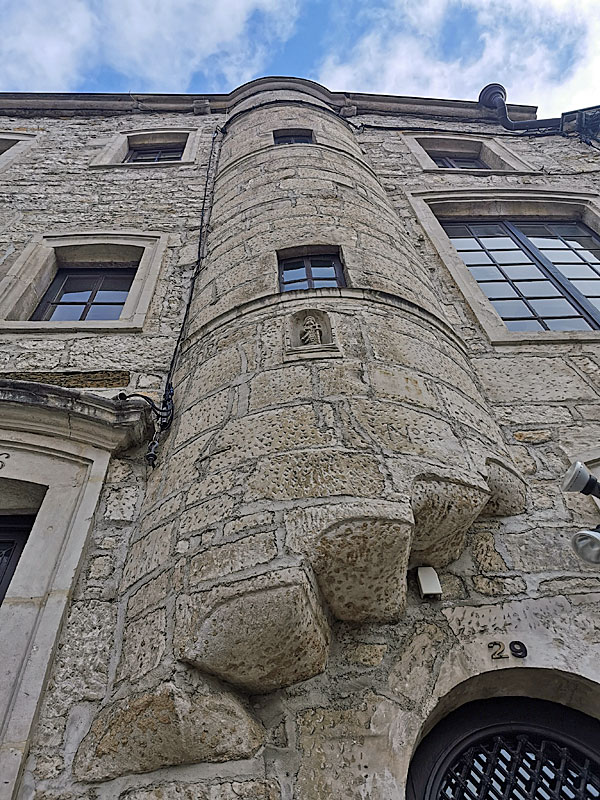 MAISONS A TOURELLES  VIEUX CHAUMONT