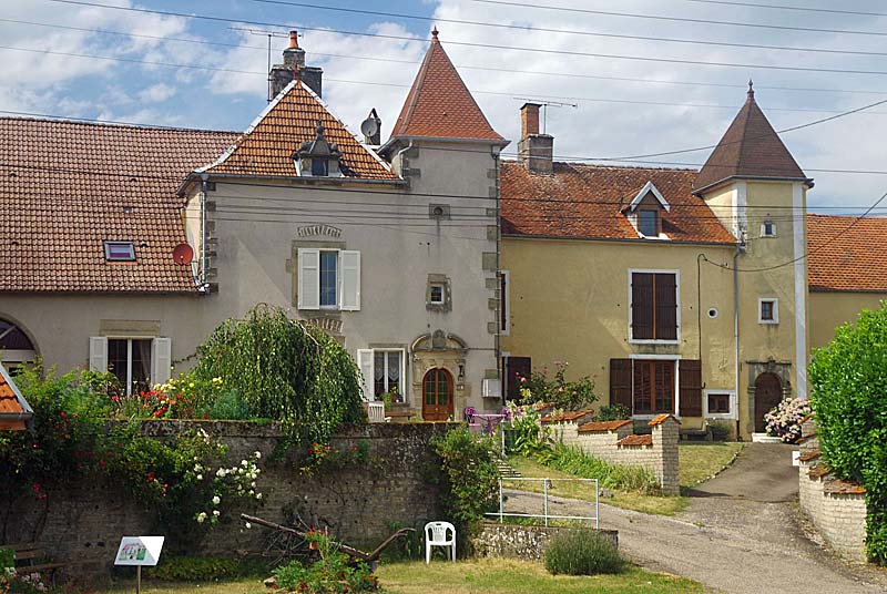 MAISON A TOURELLES DE VARENNES-SUR-AMANCE