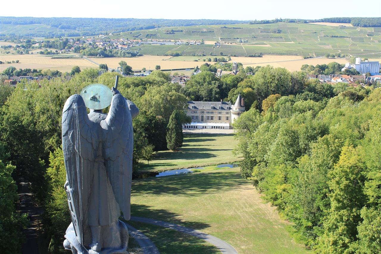 Vue des tours du Mémorial de Dormans