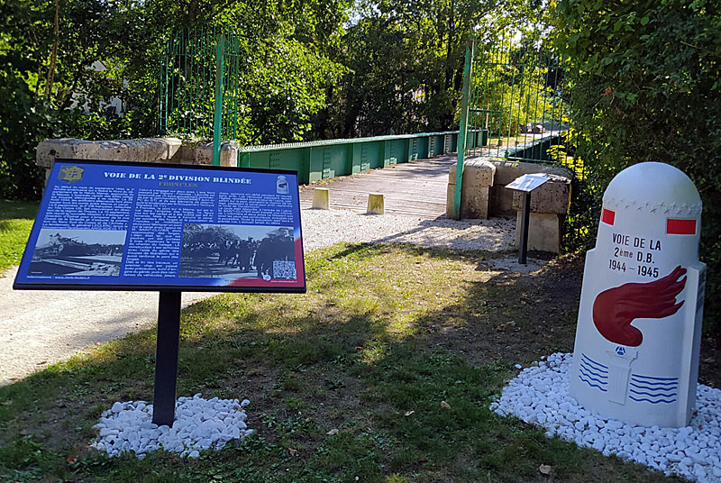 Pont de la 2ème DB et borne commémorative de la Voie de la 2ème DB