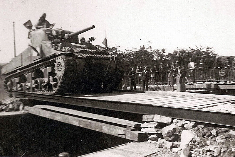 Pont de la 2ème DB et borne commémorative de la Voie de la 2ème DB
