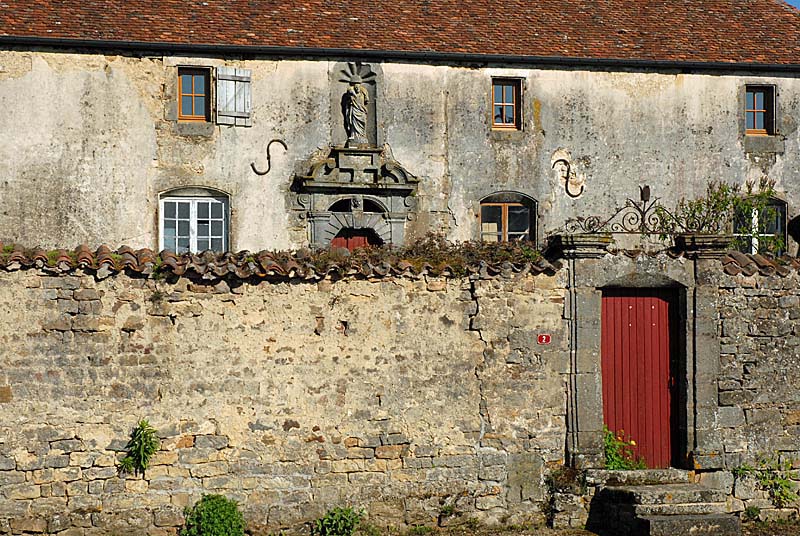 Porche du presbytère de Pouilly-en-Bassigny