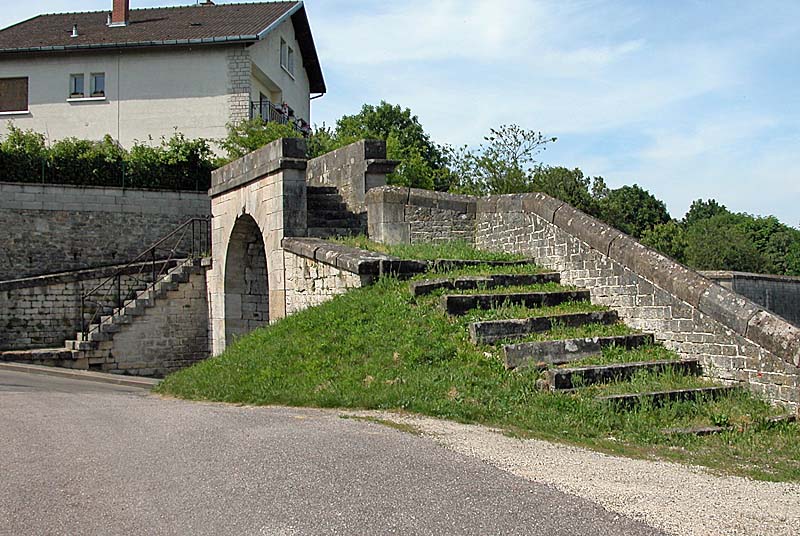 TOUR ET PORTE DE SOUS-MURS