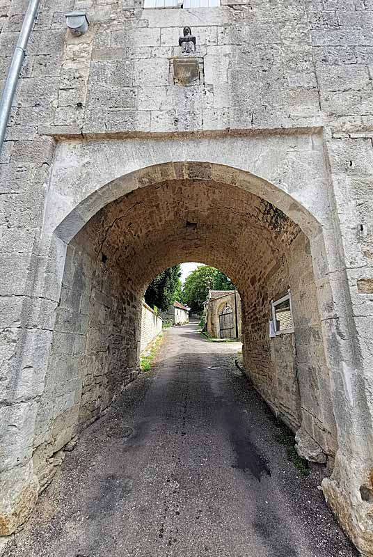 PORTERIE MEDIEVALE DE MONTSAUGEON