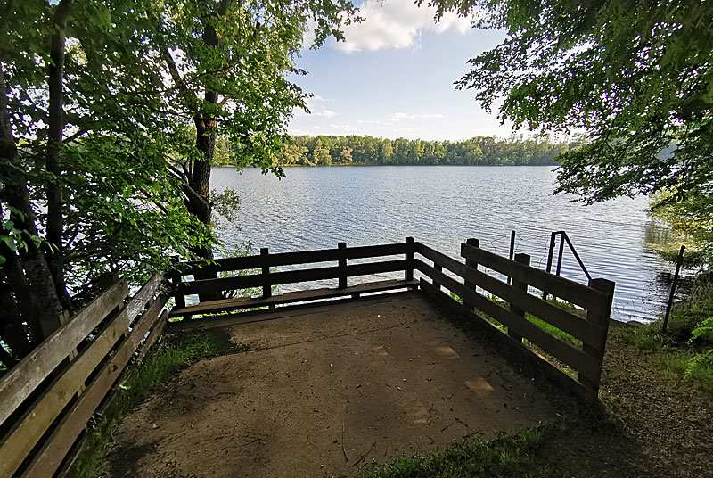 POSTE DE PECHE POUR PERSONNES EN SITUATION DE HANDICAP AU LAC DE CHARMES
