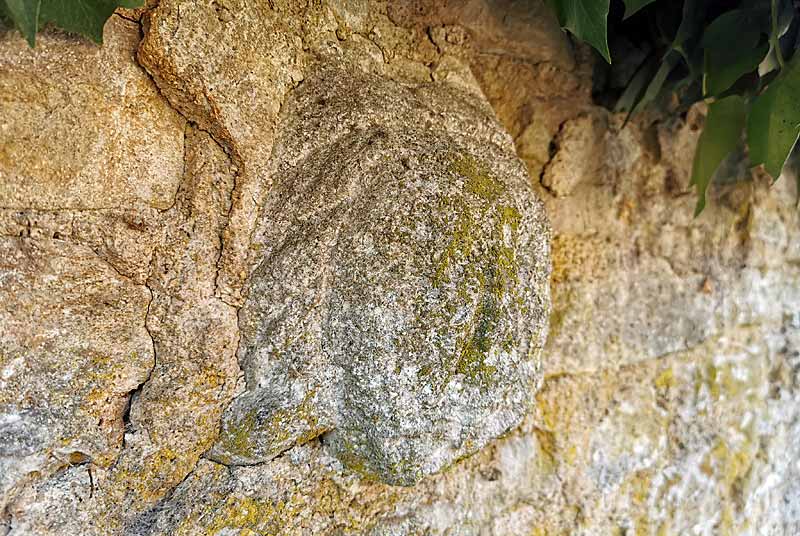 Tête sculptée en bossage à Musseau