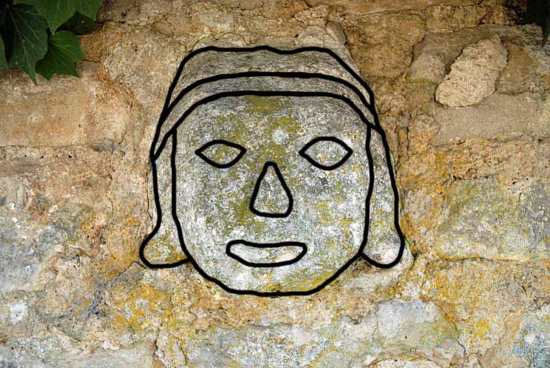 TETE SCULPTEE EN BOSSAGE A MUSSEAU