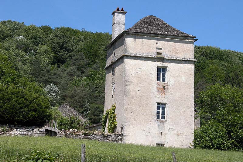 LA TOUR CARRE DE GERMAINES