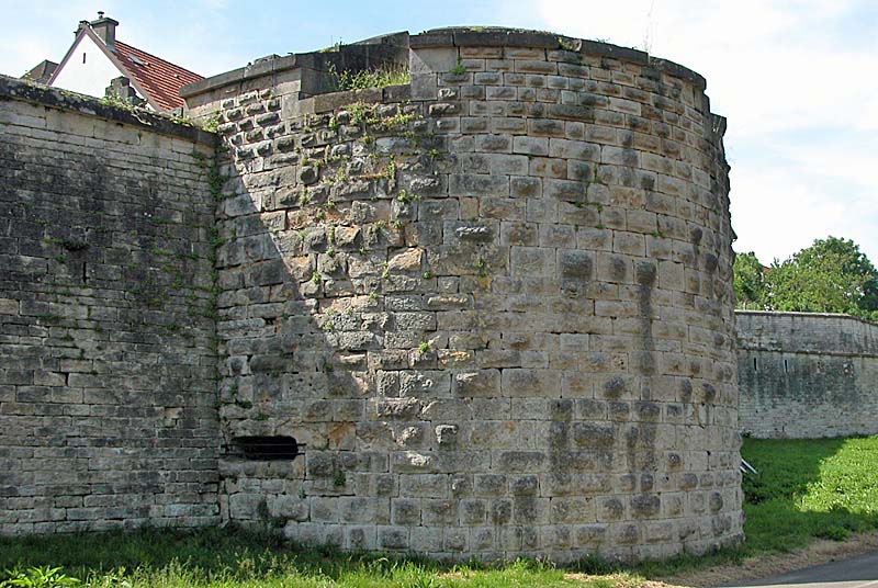 TOUR ET PORTE DE SOUS-MURS