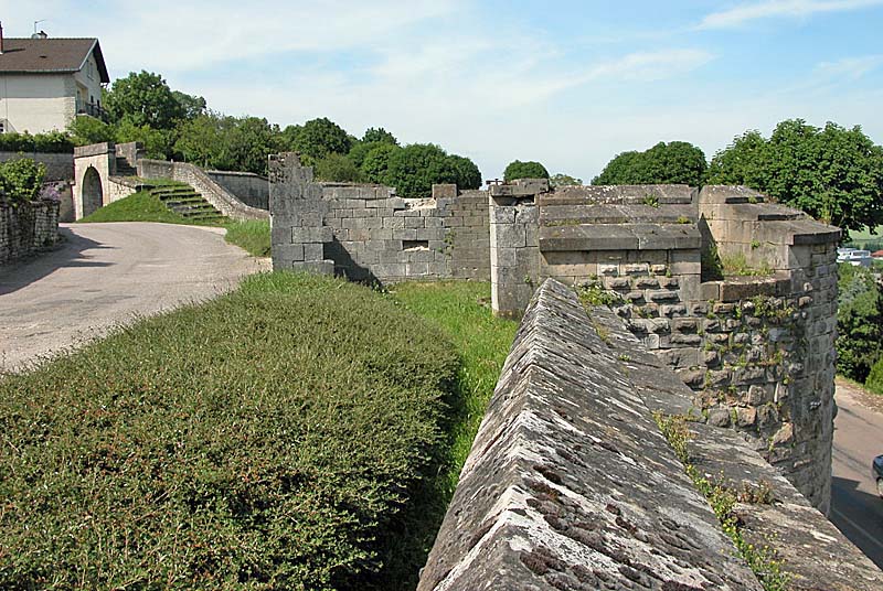 TOUR ET PORTE DE SOUS-MURS