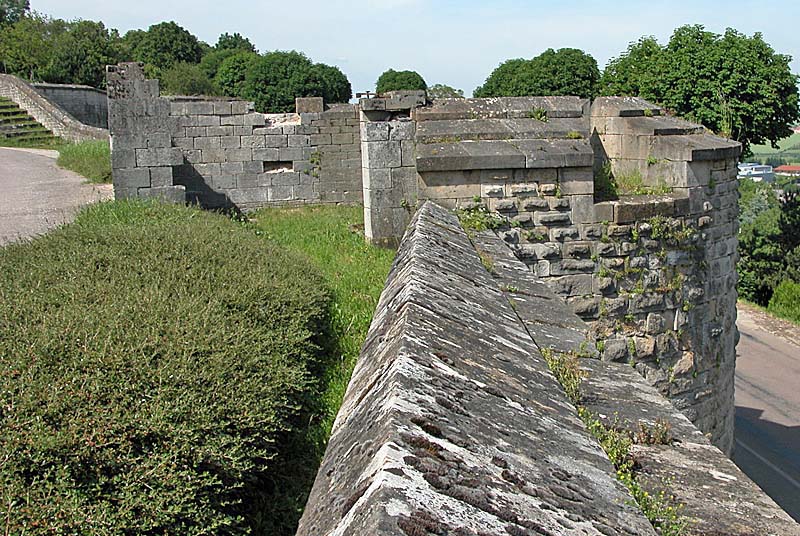 TOUR ET PORTE DE SOUS-MURS