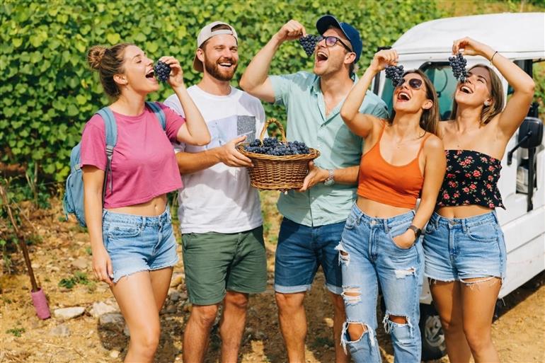 Young group-grappe-fun-bubbles tuktuk- tour -champagne