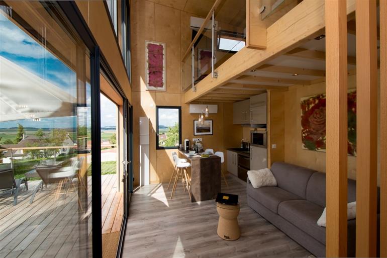 cottages-antoinette-salon-baie-vitree