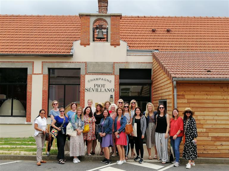 groupe visit devant école3